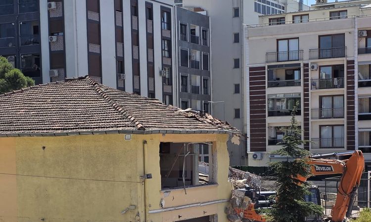 Ayrıntılar Netleşti: 54 Yıllık Okul Binası Deprem Yönetmeliği İçin Yıkıldı: Gelişmeler Takip Ediliyor