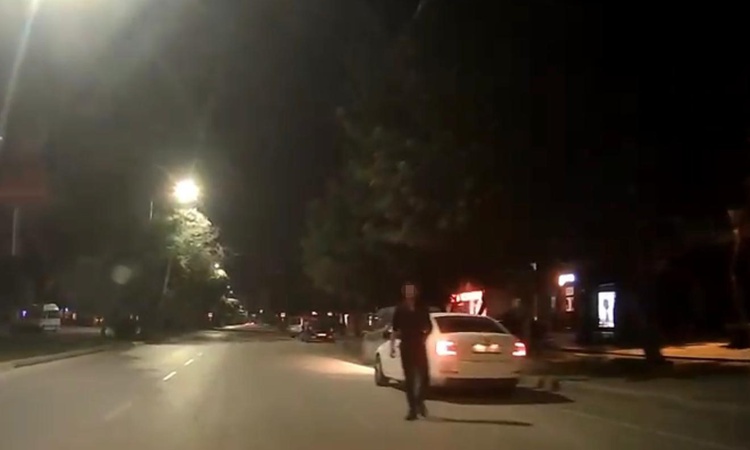 Ayrıntılar Netleşti: Adana Çukurova'da hızla geçen otomobili uyaran gençlere saldırı kamerada kaydedildi | İşt