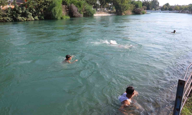 Ayrıntılar Netleşti: Adana'da hissedilen sıcaklık 40 dereceye yakınken çocuklar sulama kanalında serinliyor ve