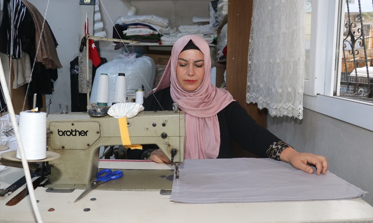 Ayrıntılar Netleşti: Adana'da muhtar Nazife Tuzlar Elaldı, terzilikle mahallelinin sorunlarını dinliyor: Geliş