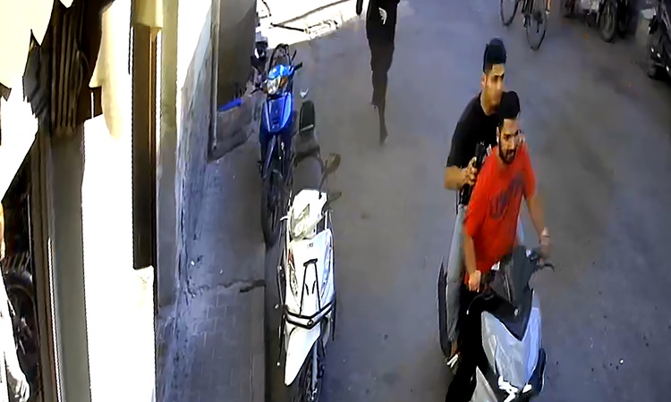 Ayrıntılar Netleşti: Adana Seyhan'da kadının içinde 2 bin 300 lira olan çantasını gasbeden şüpheli aranıyor -