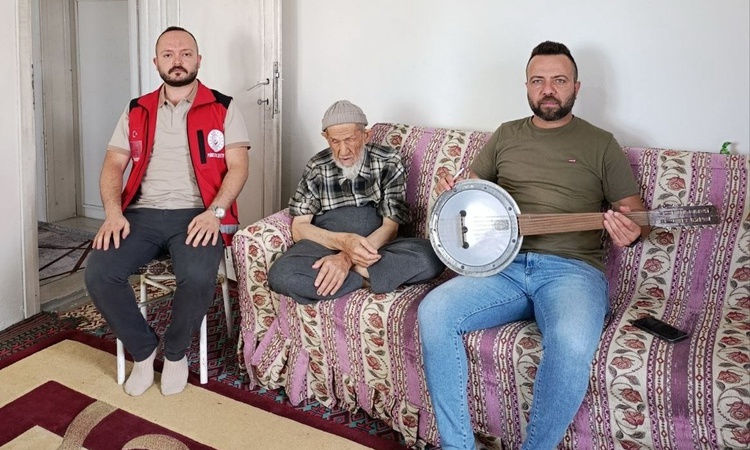 Ayrıntılar Netleşti: Adıyaman Besni'de 85 yaşındaki görme engelli Ahmet Kasap'a cümbüşlü ziyaret yapıldı