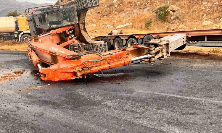 Ayrıntılar Netleşti: Adıyaman Kahta'da tırdan kayarak yola devrilen paletli kepçe trafiği kesti - Son Dakika B