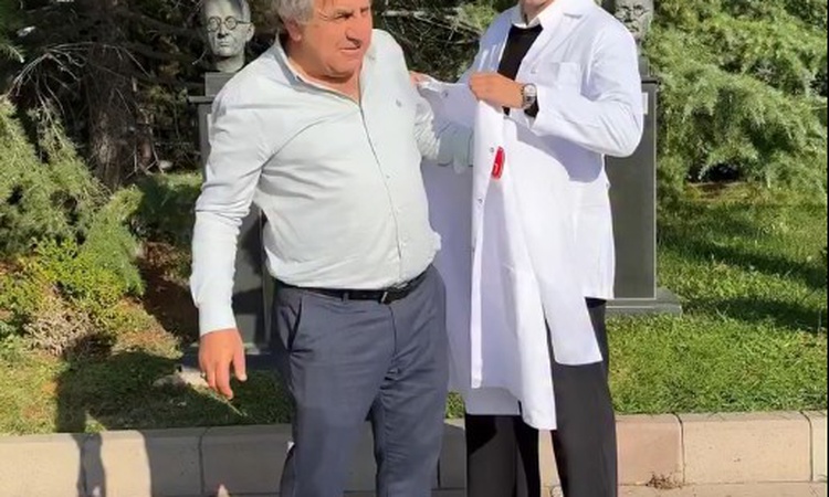 Ayrıntılar Netleşti: Afla 60 yaşında Hacettepe Tıp'a dönen öğrenciye önlüğünü doktor oğlu giydirdi - Son Dakik