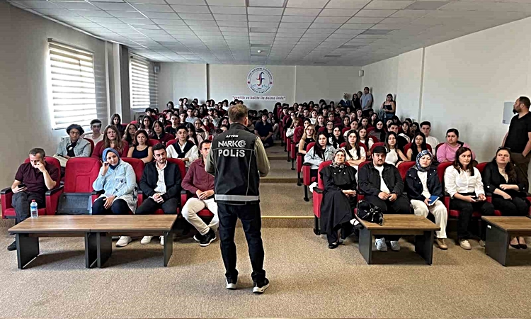 Ayrıntılar Netleşti: Afyonkarahisar'da AKÜ'de Narko Gençlik eğitimine 220 öğrenci katıldı - Son Dakika Bilgile