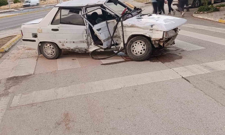 Ayrıntılar Netleşti: Afyonkarahisar Bayat'ta kamyonetle otomobil çarpıştı, 3 kişi yaralandı