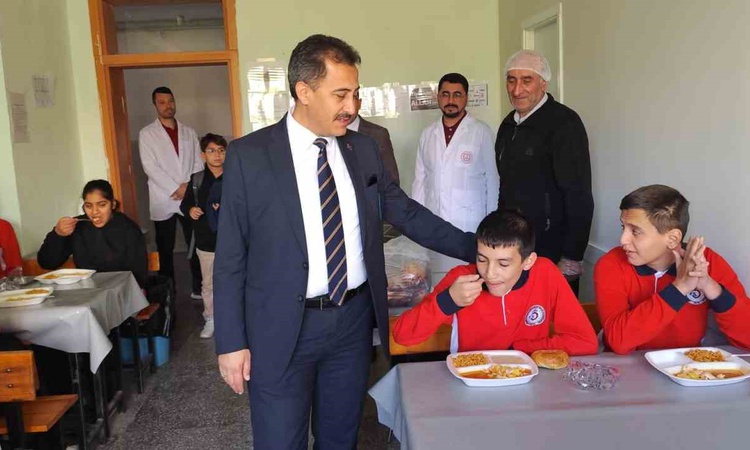 Ayrıntılar Netleşti: Afyonkarahisar Bolvadin'de taşımalı öğrenciler, Müdür Keleş'le yemekte buluştu