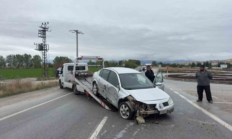 Ayrıntılar Netleşti: Afyonkarahisar Emirdağ'da refüje giren otomobilin sürücüsü hafif yaralandı | İşte Tüm Ayr
