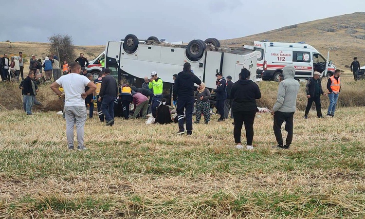 Ayrıntılar Netleşti: Afyonkarahisar Şuhut'ta midibüs devrildi, 1 kişi öldü, şoför yakalanarak gözaltına sevk e