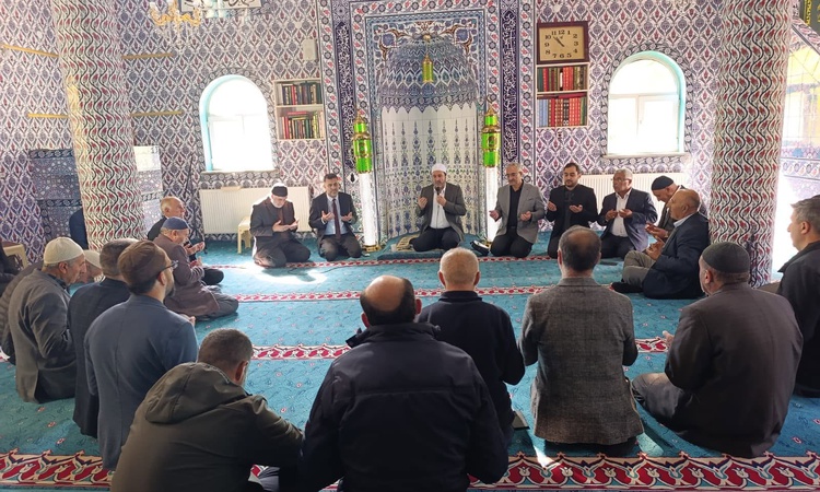 Ayrıntılar Netleşti: Ağrı Hamur'da umre adaylarına Merkez Camii'nde bilgilendirme semineri düzenlendi ve Merak
