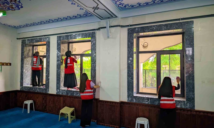 Ayrıntılar Netleşti: Ağrı'da Merkez Camii, Kızılay gönüllülerince öğle namazına kadar temizlendi