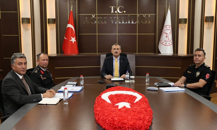 Ayrıntılar Netleşti: Ağrı Valisi Bozkurt, okul güvenliği toplantısında servis denetimlerini ele aldı | İşte Tü