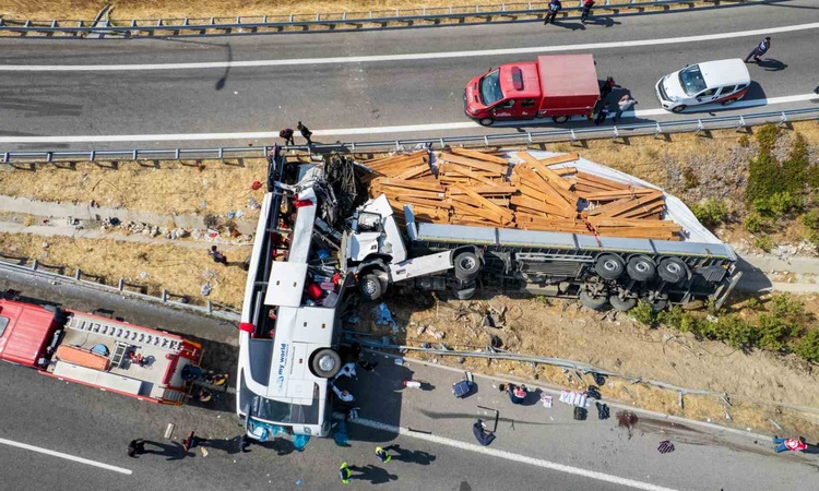 Ayrıntılar Netleşti: Akhisar'da 11 kişinin öldüğü otobüs kazasında eşini kaybeden Eryılmaz konuştu ve Merak Ed