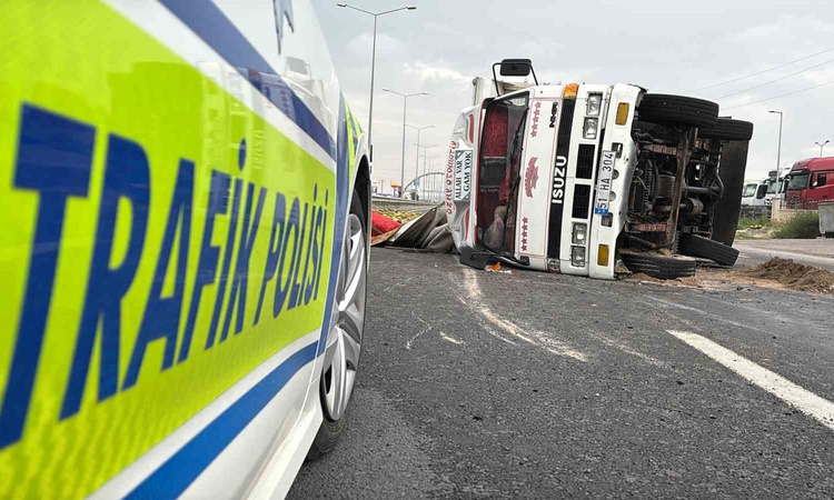 Ayrıntılar Netleşti: Aksaray'da motoru alev alan kavun yüklü kamyonet devrildi, sürücü yara almadı ve Merak Ed