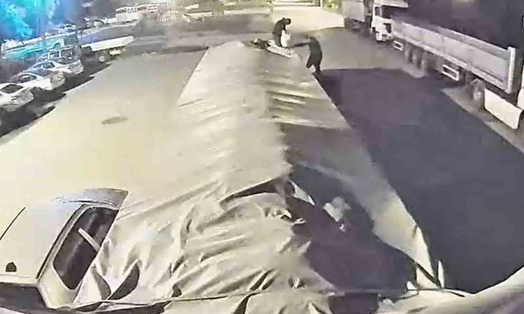 Ayrıntılar Netleşti: Aksaray'da tırın brandasını kesen 3 kişi yaklaşık 1 ton şeker çaldı ve Merak Edilenler