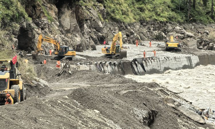 Ayrıntılar Netleşti: Albüm: Çin'in Xizang bölgesinde heyelan sonrası yol temizleme çalışmaları devam ediyor: G