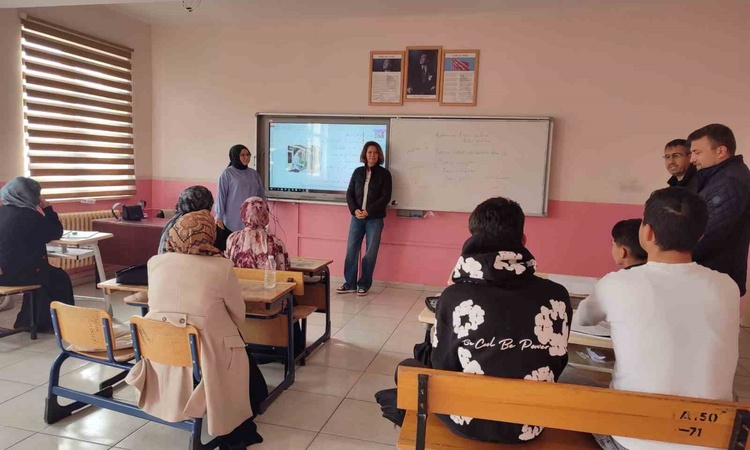 Ayrıntılar Netleşti: Altıntaş'ta Milli Eğitim Müdürü Sinan, açık öğretim kurslarını ziyaret etti: Gelişmeler T