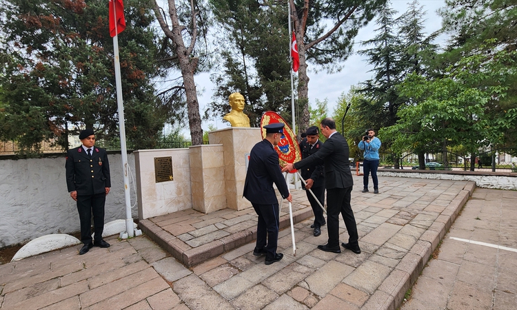 Ayrıntılar Netleşti: Amasya Suluova'da 19 Eylül Gaziler Günü'nde Kaymakam ve Belediye Başkanı çelenk sundu - S