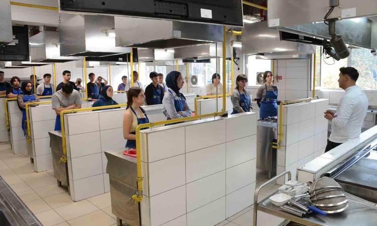 Ayrıntılar Netleşti: Anadolu Üniversitesi Gastronomi Kulübü, Turizm Fakültesi'nde pizza atölyesi düzenledi: Ge