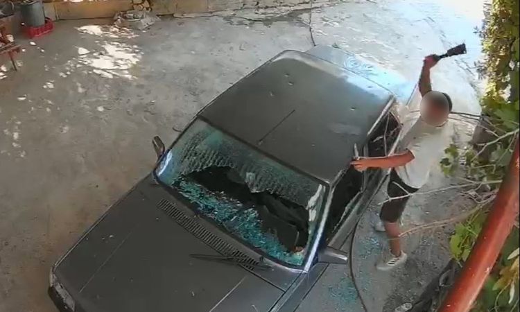Ayrıntılar Netleşti: Anamur'da satırlı saldırı: Araç zarar gördü, şüpheli gözaltında ve Merak Edilenler