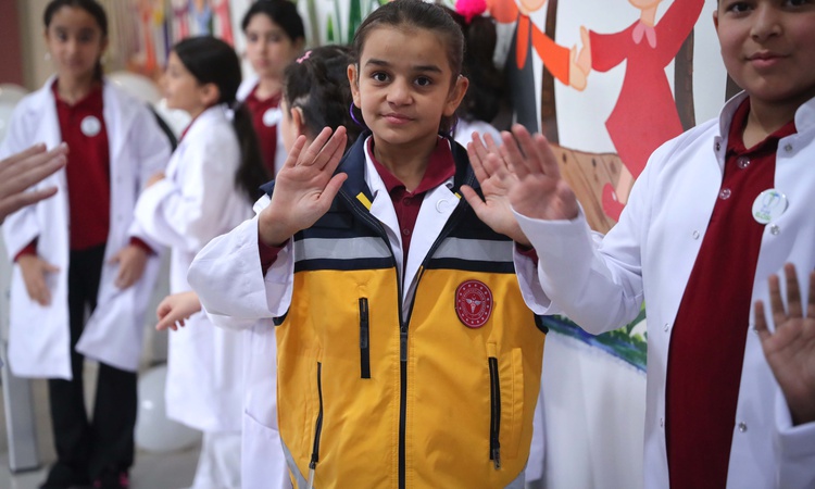 Ayrıntılar Netleşti: Ankara'da 100 işitme engelli öğrenciye Sağlık Elçisi Belgesi verildi: Gelişmeler Takip Ed
