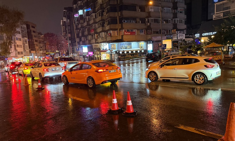 Ayrıntılar Netleşti: Ankara'da akşam etkili sağanak ulaşımda aksamalara yol açtı, su birikintileri oluştu | İş