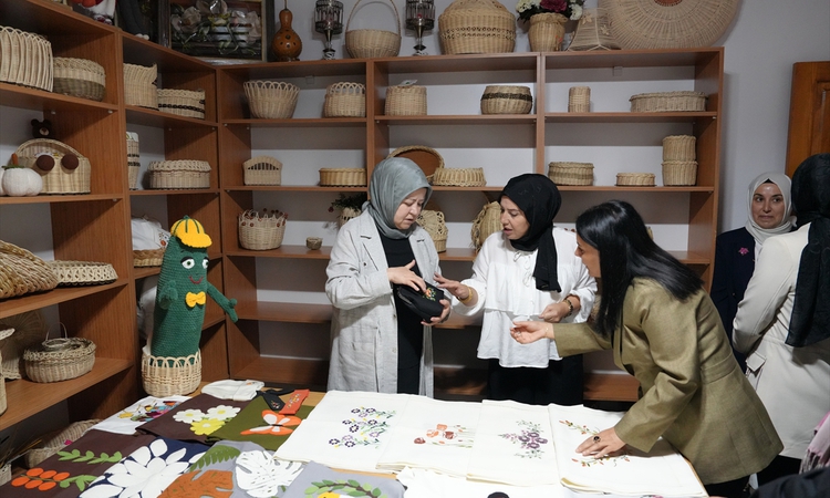 Ayrıntılar Netleşti: Ankara Çubuk'ta Kadın El İşleri Atölyesi'ni bakan danışmanı ile müşaviri ziyaret etti | İ