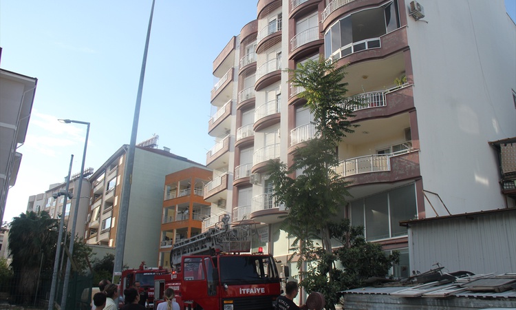 Ayrıntılar Netleşti: Antalya Serik'te 5 katlı apartmanın 3. kat balkonunda çıkan yangın söndürüldü.: Gelişmele