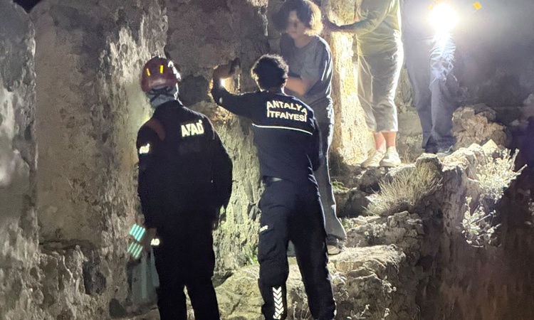 Ayrıntılar Netleşti: Antalya'da surlarda mahsur kalan 3 Rus turist, AFAD ve itfaiye ekiplerince kurtarıldı