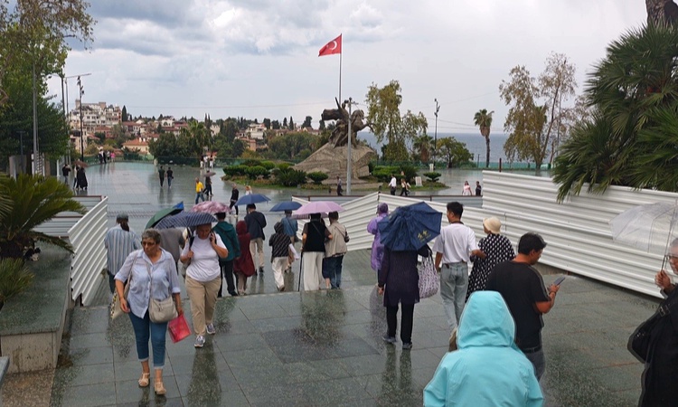 Ayrıntılar Netleşti: Antalya'da yağış kış havası getirdi, sıcaklık 20,3 dereceye gerileme kaydetti