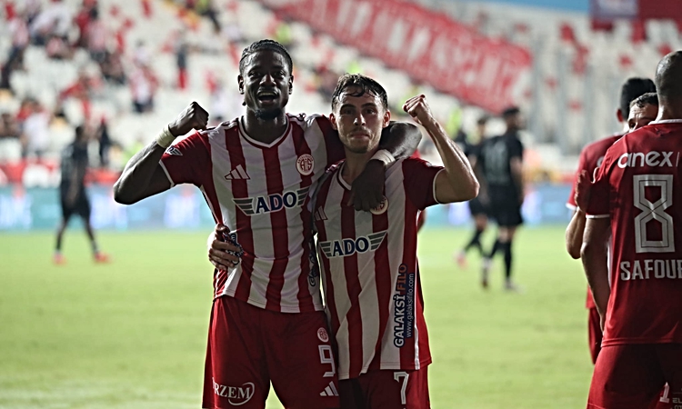 Ayrıntılar Netleşti: Antalyaspor, sahasında Van Spor FK'yı 3-0 mağlup ederek puanını 12'ye yükseltti - Son Dak