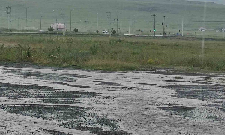 Ayrıntılar Netleşti: Ardahan'da sağanak su birikintileri oluşturdu, sürücüler ve yayalar zorlandı - Son Dakika