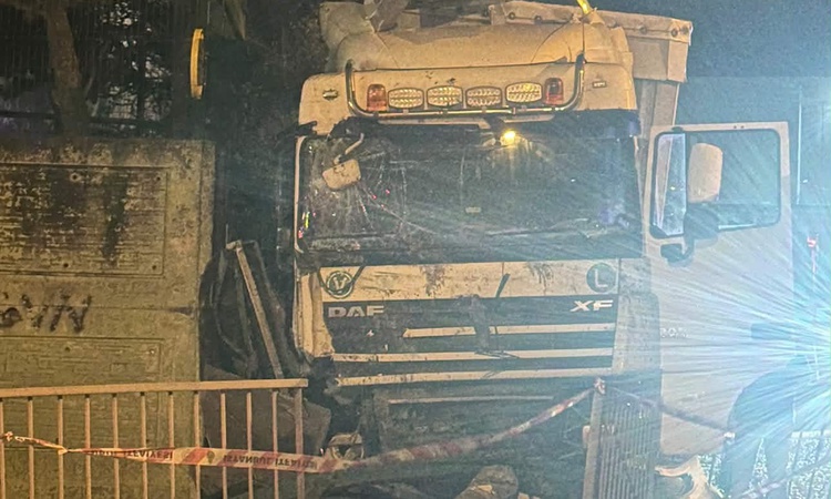 Ayrıntılar Netleşti: Arnavutköy'de iddiaya göre kontrolden çıkan TIR durağa daldı, ölü yaralı yok ve Merak Edi