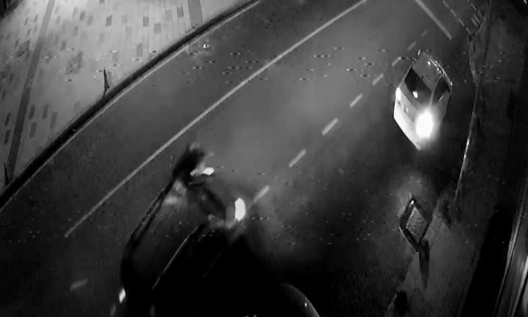 Ayrıntılar Netleşti: Arnavutköy'de motosiklet ile hafif ticari araç çarpıştı; kaza anı kamerada, 2 yaralı: Gel