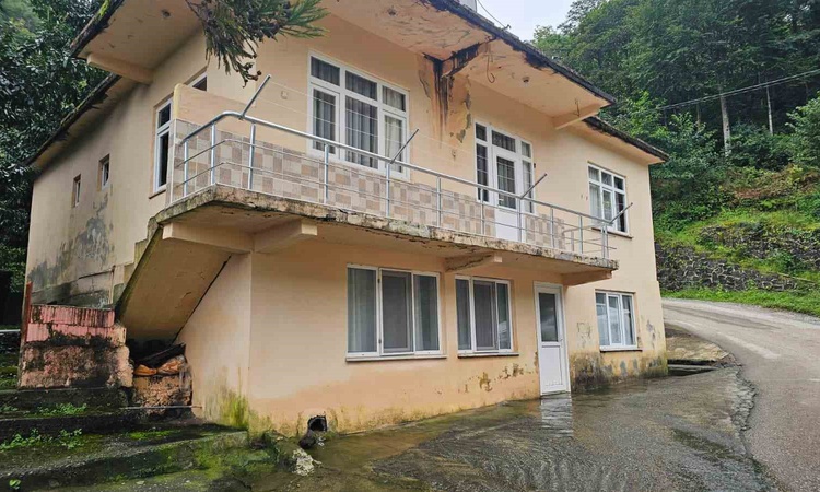 Ayrıntılar Netleşti: Artvin Kemalpaşa'da evinin altından 8 aydır su çıkan Yılmaz kardeşler 9 delik açtılar | İ