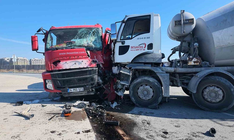 Ayrıntılar Netleşti: Avcılar'da beton mikserleri çarpıştı, yaralanan iki sürücü hastaneye kaldırıldı: Gelişmel