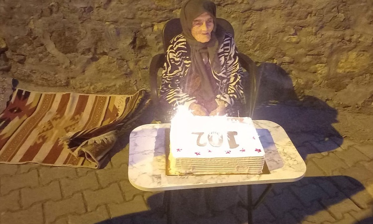 Ayrıntılar Netleşti: Ayvacık'ta 102 yaşındaki Ayşe ninenin doğum günü pasta kesilerek kutlandı
