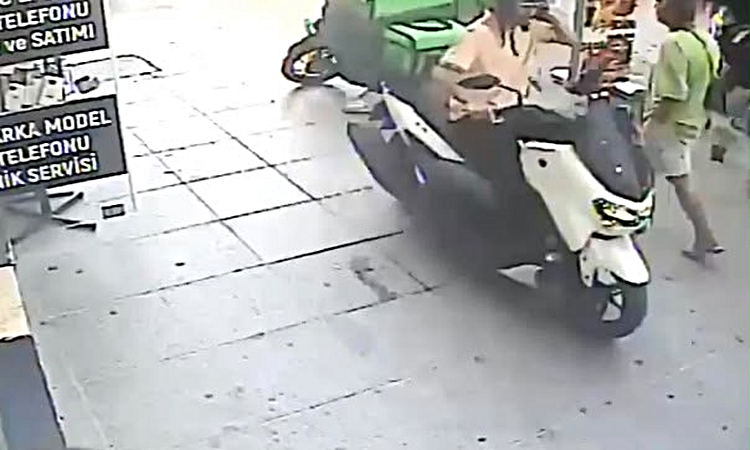 Ayrıntılar Netleşti: Bakırköy’de motokuryeye yumruklu saldırı kamerada; şikayetçi oldu | İşte Tüm Ayrıntılar