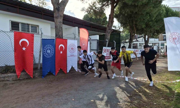 Ayrıntılar Netleşti: Balıkesir Burhaniye'de Cumhuriyet Kupası yarışları 400 metre koşusuyla yapıldı