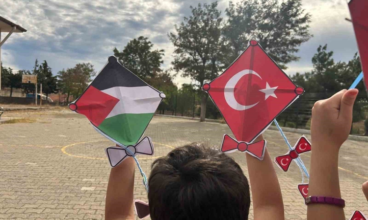 Ayrıntılar Netleşti: Balıkesir'de öğrenciler Gazze'deki çocuklar için uçurtma uçurup barış çağrısı yaptı: Geli