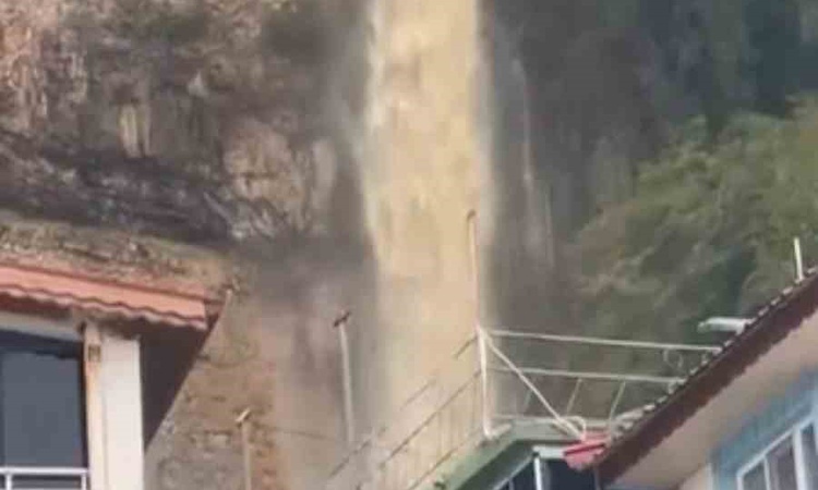 Ayrıntılar Netleşti: Bartın'da sağanak şelale oluşturdu, mazgaldan çıkan fare çevredekileri korkuttu - Son Dak