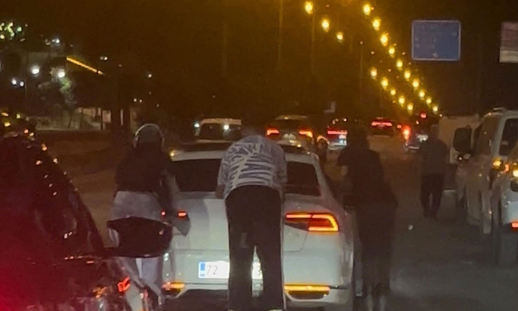 Ayrıntılar Netleşti: Batman'da 1'i kadın 3 kişi otomobile tutunup patenle akan trafiği hiçe saydı | İşte Tüm A