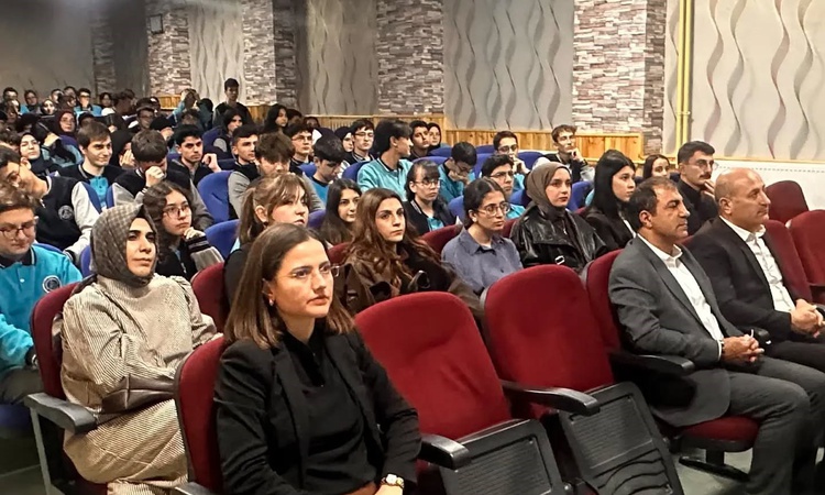 Ayrıntılar Netleşti: Bayburt Fen Lisesinde eTwinning etkinliği öğrencilere Erasmus+ fırsatlarını tanıttı: Geli