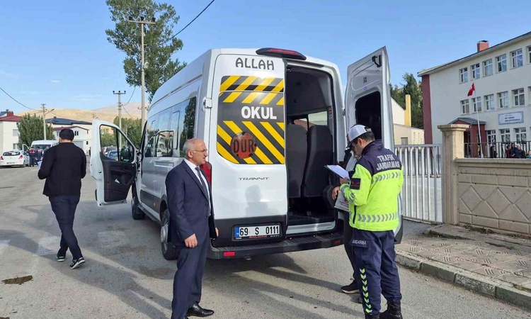 Ayrıntılar Netleşti: Bayburt'ta öğrenci servisleri İl Milli Eğitim Müdürlüğü koordinasyonunda denetlendi ve Me