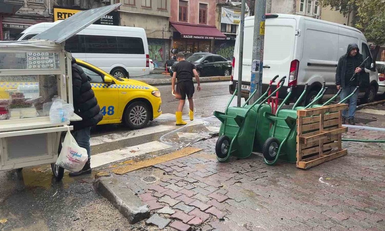 Ayrıntılar Netleşti: Beyoğlu Karaköy'de sağanak su baskınına neden oldu, esnaf rögar kapağını açtı ve Merak Ed