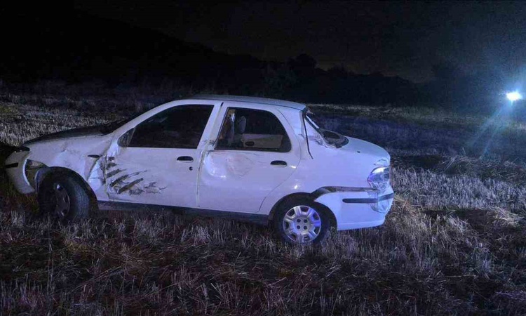 Ayrıntılar Netleşti: Bilecik Bozüyük'te ehliyetsiz sürücünün otomobili tarlaya savruldu, 3 kişi yaralandı ve M