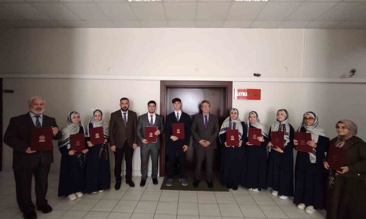 Ayrıntılar Netleşti: Bilecik Bozüyük'te hafızlığını tamamlayan 10 öğrenciye icazetnameleri verildi: Gelişmeler