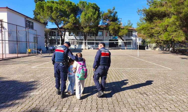 Ayrıntılar Netleşti: Bilecik'te jandarma ekipleri 20 okul çevresinde güvenlik denetimi yaptı ve Merak Edilenle