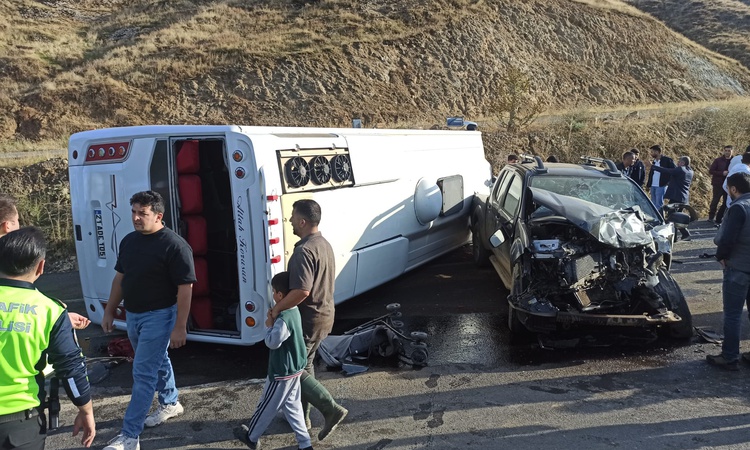Ayrıntılar Netleşti: Bingöl-Diyarbakır kara yolunda midibüs ile kamyonet çarpıştı, 12 kişi yaralandı