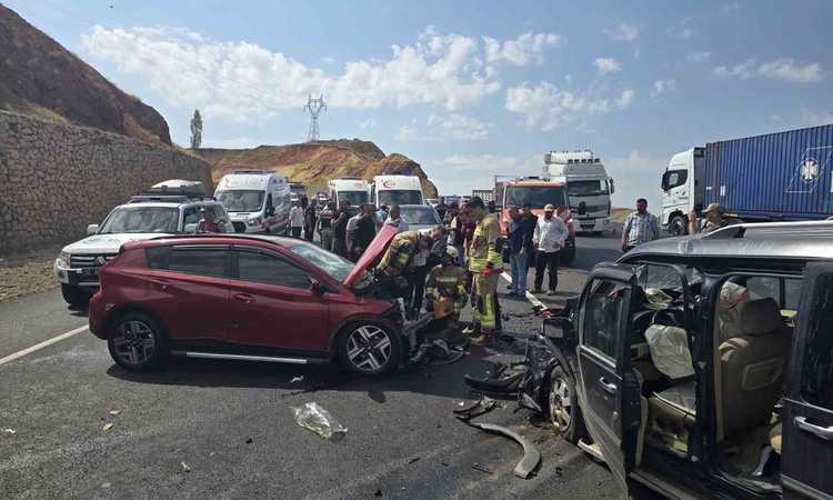 Ayrıntılar Netleşti: Bingöl-Erzurum kara yolunda otomobil ile hafif ticari araç çarpıştı, 6 kişi yaralandı | İ